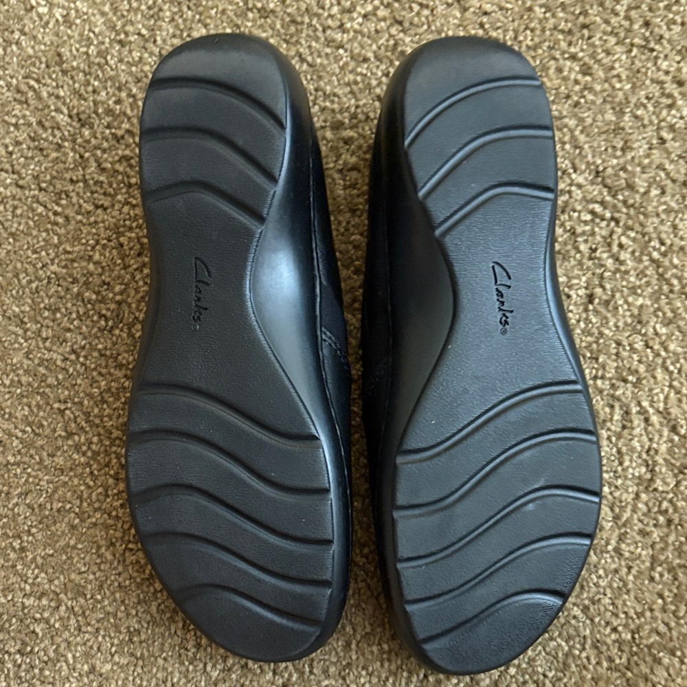 Clarks Women's Black Loafers - Picture 2 of 4